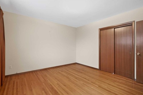 337 Capri Avenue Nw, Calgary, AB - Indoor Photo Showing Other Room