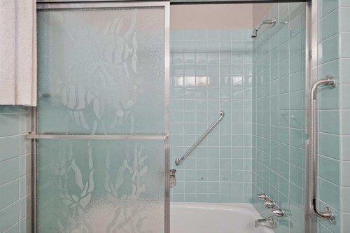 337 Capri Avenue Nw, Calgary, AB - Indoor Photo Showing Bathroom