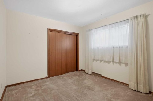337 Capri Avenue Nw, Calgary, AB - Indoor Photo Showing Other Room