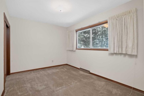 337 Capri Avenue Nw, Calgary, AB - Indoor Photo Showing Other Room