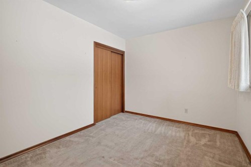 337 Capri Avenue Nw, Calgary, AB - Indoor Photo Showing Other Room