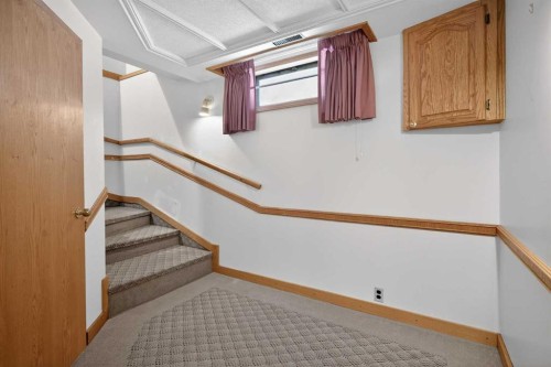 337 Capri Avenue Nw, Calgary, AB - Indoor Photo Showing Other Room