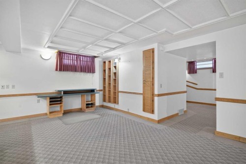 337 Capri Avenue Nw, Calgary, AB - Indoor Photo Showing Other Room