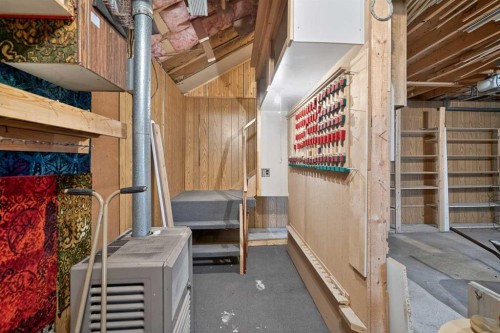 337 Capri Avenue Nw, Calgary, AB - Indoor Photo Showing Other Room