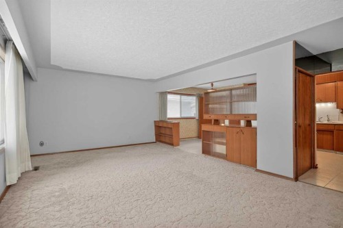337 Capri Avenue Nw, Calgary, AB - Indoor Photo Showing Other Room