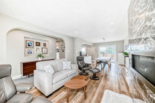 2415 9 Avenue Nw, Calgary, AB - Indoor Photo Showing Living Room