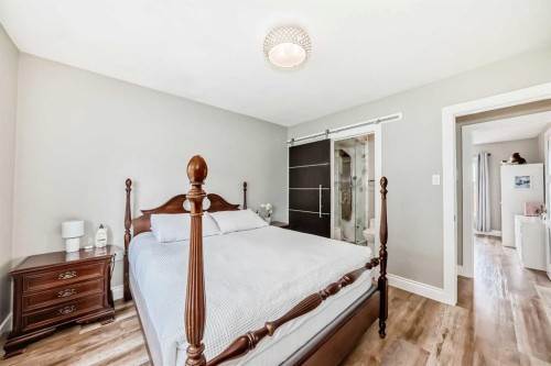 2415 9 Avenue Nw, Calgary, AB - Indoor Photo Showing Bedroom