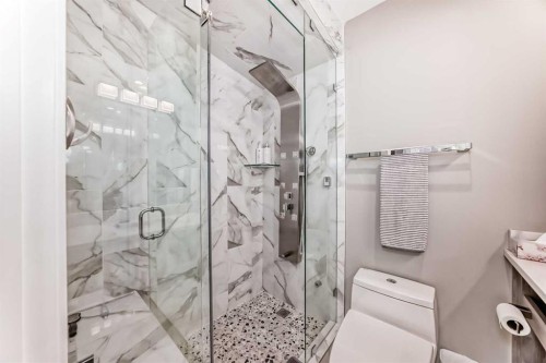 2415 9 Avenue Nw, Calgary, AB - Indoor Photo Showing Bathroom