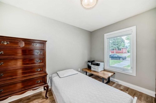 2415 9 Avenue Nw, Calgary, AB - Indoor Photo Showing Bedroom