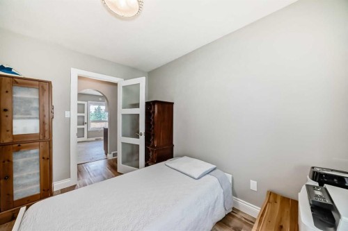 2415 9 Avenue Nw, Calgary, AB - Indoor Photo Showing Bedroom