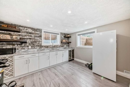 2415 9 Avenue Nw, Calgary, AB - Indoor Photo Showing Kitchen