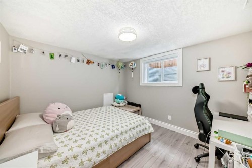 2415 9 Avenue Nw, Calgary, AB - Indoor Photo Showing Bedroom