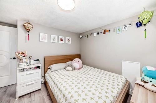 2415 9 Avenue Nw, Calgary, AB - Indoor Photo Showing Bedroom