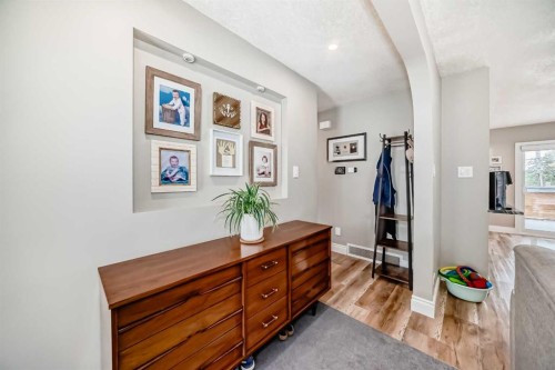 2415 9 Avenue Nw, Calgary, AB - Indoor Photo Showing Other Room