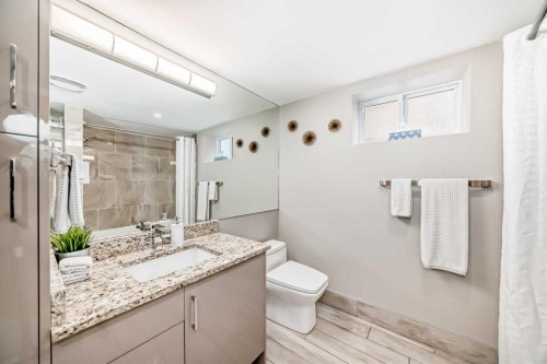 2415 9 Avenue Nw, Calgary, AB - Indoor Photo Showing Bathroom