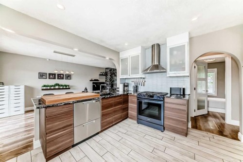 2415 9 Avenue Nw, Calgary, AB - Indoor Photo Showing Kitchen
