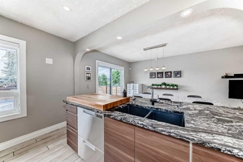 2415 9 Avenue Nw, Calgary, AB - Indoor Photo Showing Kitchen