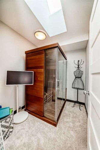 2213 27 Street Sw, Calgary, AB - Indoor Photo Showing Other Room