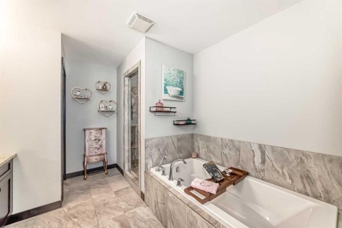 2213 27 Street Sw, Calgary, AB - Indoor Photo Showing Bathroom