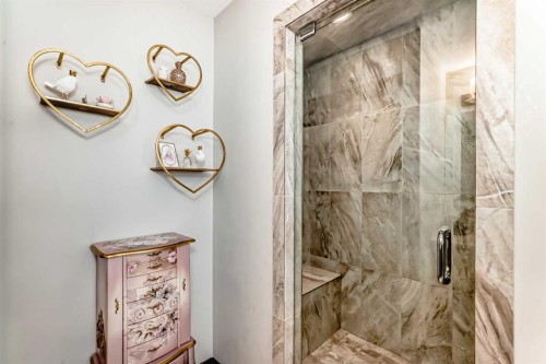 2213 27 Street Sw, Calgary, AB - Indoor Photo Showing Bathroom