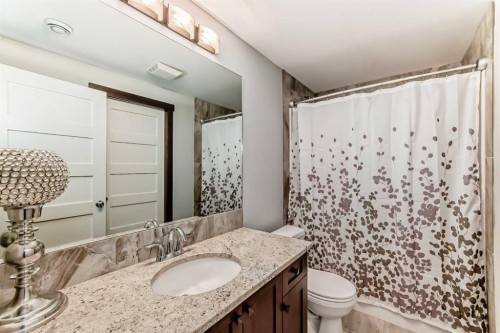 2213 27 Street Sw, Calgary, AB - Indoor Photo Showing Bathroom