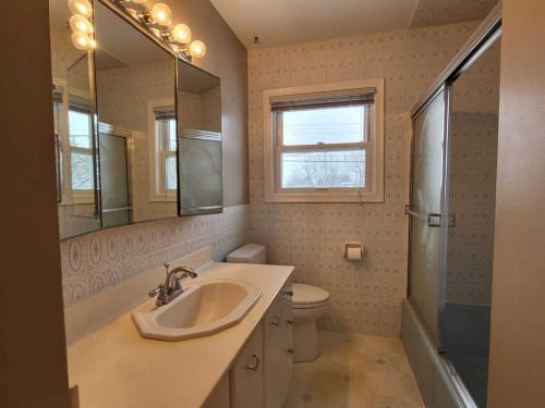 22 Montrose Crescent Ne, Calgary, AB - Indoor Photo Showing Bathroom