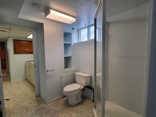 22 Montrose Crescent Ne, Calgary, AB - Indoor Photo Showing Bathroom