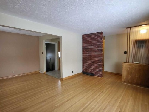 22 Montrose Crescent Ne, Calgary, AB - Indoor Photo Showing Other Room