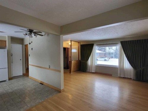 22 Montrose Crescent Ne, Calgary, AB - Indoor Photo Showing Other Room