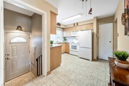 22 Montrose Crescent Ne, Calgary, AB - Indoor Photo Showing Kitchen