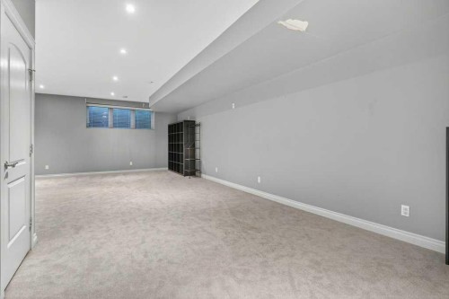 513 31 Street Nw, Calgary, AB - Indoor Photo Showing Other Room