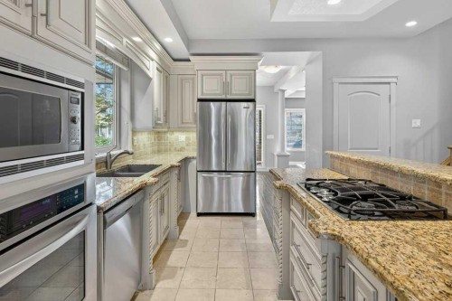 513 31 Street Nw, Calgary, AB - Indoor Photo Showing Kitchen With Double Sink With Upgraded Kitchen