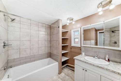24 Spring Dale Circle Se, Airdrie, AB - Indoor Photo Showing Bathroom