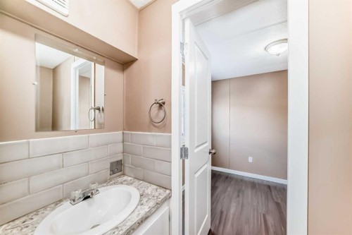 24 Spring Dale Circle Se, Airdrie, AB - Indoor Photo Showing Bathroom