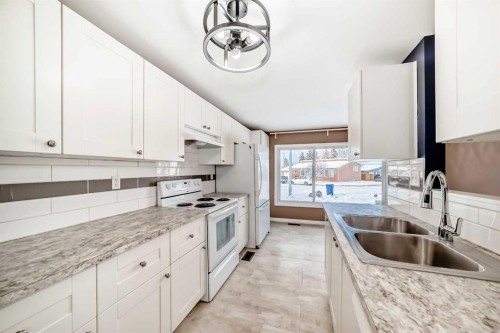 24 Spring Dale Circle Se, Airdrie, AB - Indoor Photo Showing Kitchen With Double Sink