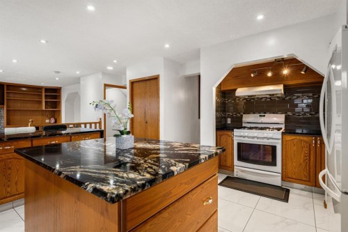 107 Pasadena Green Ne, Calgary, AB - Indoor Photo Showing Kitchen