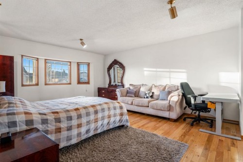 107 Pasadena Green Ne, Calgary, AB - Indoor Photo Showing Bedroom