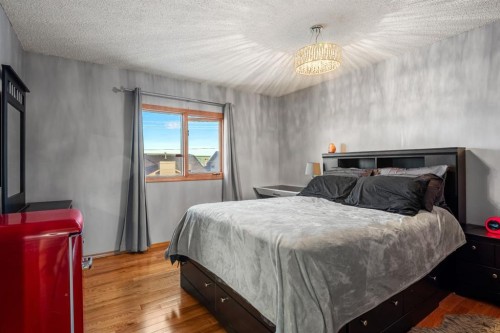 107 Pasadena Green Ne, Calgary, AB - Indoor Photo Showing Bedroom