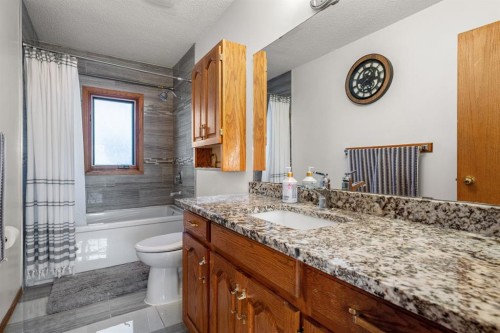 107 Pasadena Green Ne, Calgary, AB - Indoor Photo Showing Bathroom