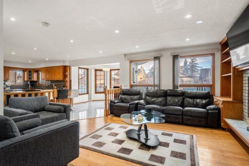 107 Pasadena Green Ne, Calgary, AB - Indoor Photo Showing Living Room