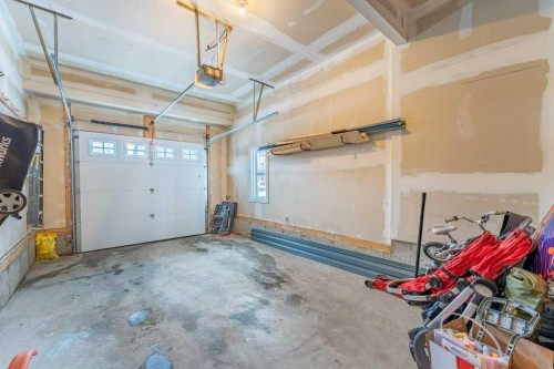 74 Evansridge Crescent Nw, Calgary, AB - Indoor Photo Showing Garage