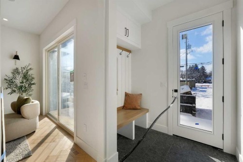 2413 25 Avenue Nw, Calgary, AB - Indoor Photo Showing Other Room