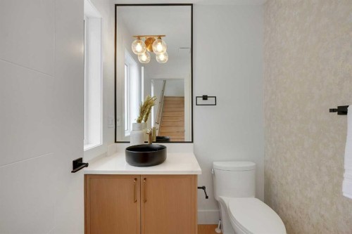 2413 25 Avenue Nw, Calgary, AB - Indoor Photo Showing Bathroom