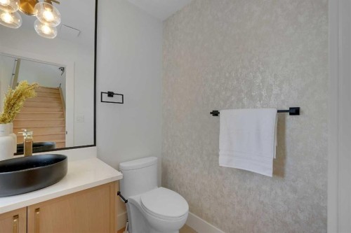2413 25 Avenue Nw, Calgary, AB - Indoor Photo Showing Bathroom