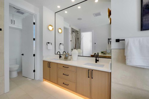 2413 25 Avenue Nw, Calgary, AB - Indoor Photo Showing Bathroom