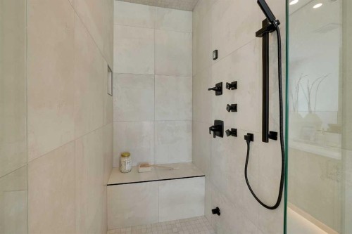 2413 25 Avenue Nw, Calgary, AB - Indoor Photo Showing Bathroom