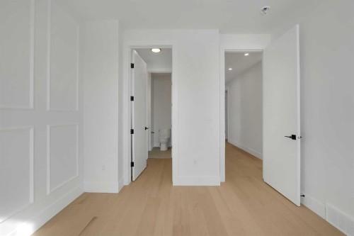 2413 25 Avenue Nw, Calgary, AB - Indoor Photo Showing Other Room