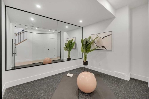 2413 25 Avenue Nw, Calgary, AB - Indoor Photo Showing Other Room