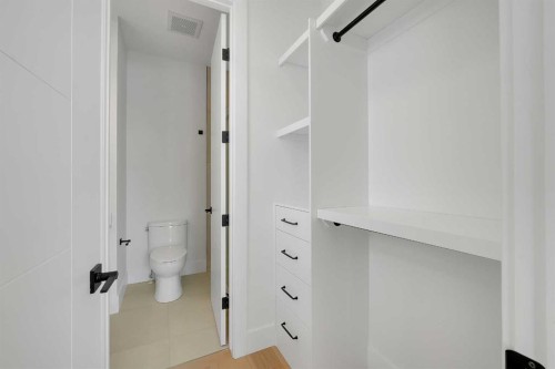 2413 25 Avenue Nw, Calgary, AB - Indoor Photo Showing Other Room