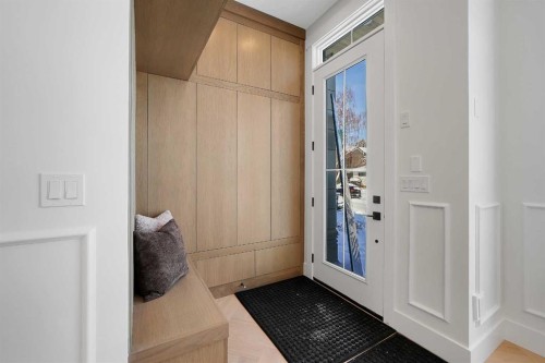 2413 25 Avenue Nw, Calgary, AB - Indoor Photo Showing Other Room